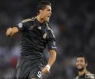 Cristiano Ronaldo Real Madrid forması ile bir gol kutluyor